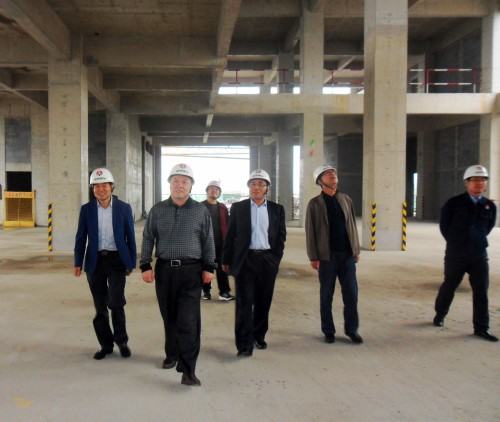 陜煤集團(tuán)總經(jīng)理助理、建設(shè)集團(tuán)聯(lián)合黨委書記、董事長寧興剛“雙節(jié)”期間深入澄合分公司中科遙感工地慰問施工一線的干部職工