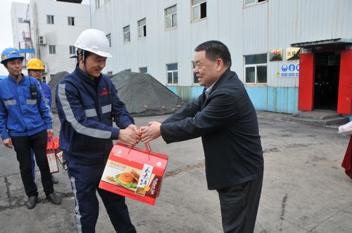 陜煤集團(tuán)總經(jīng)理助理、建設(shè)集團(tuán)聯(lián)合黨委書記、董事長寧興剛一行節(jié)日期間深入洗選煤運(yùn)營公司基層慰問一線員工