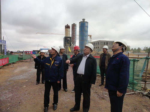 陜煤集團總經(jīng)理助理、建設(shè)集團聯(lián)合黨委書記、董事長寧興剛一行中秋節(jié)深入曹家灘項目工地視察慰問
