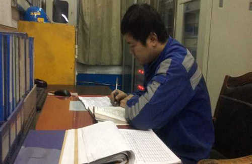 扎根毛烏素沙漠  書寫無(wú)悔人生