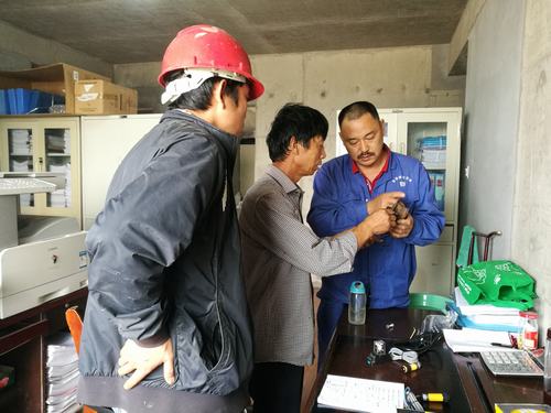 韓城分公司土建八項(xiàng)目部防護(hù)門自動(dòng)開(kāi)閉裝置創(chuàng)新創(chuàng)效保安全