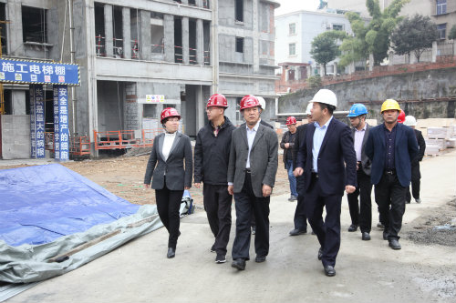 公司領(lǐng)導(dǎo)侯本英到濱江地產(chǎn)公司檢查指導(dǎo)工作