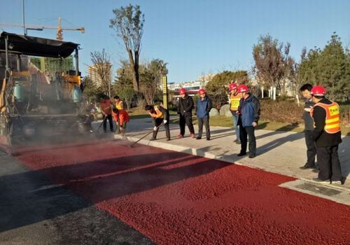 追趕超越，完成彩色路面工程，實(shí)現(xiàn)第一階段目標(biāo)