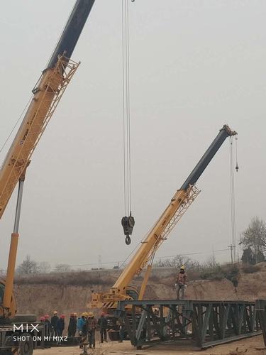 銅煤公司承建的年產(chǎn)30萬(wàn)噸鋁鎂合金項(xiàng)目氧化鋁1#2#倉(cāng)庫(kù)順利完成鋼桁架吊裝