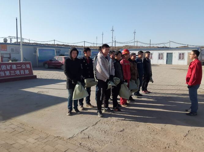 礦建二公司小保當(dāng)?shù)谌?xiàng)目部開展撿垃圾環(huán)?；顒?></div>
                                <div   id=