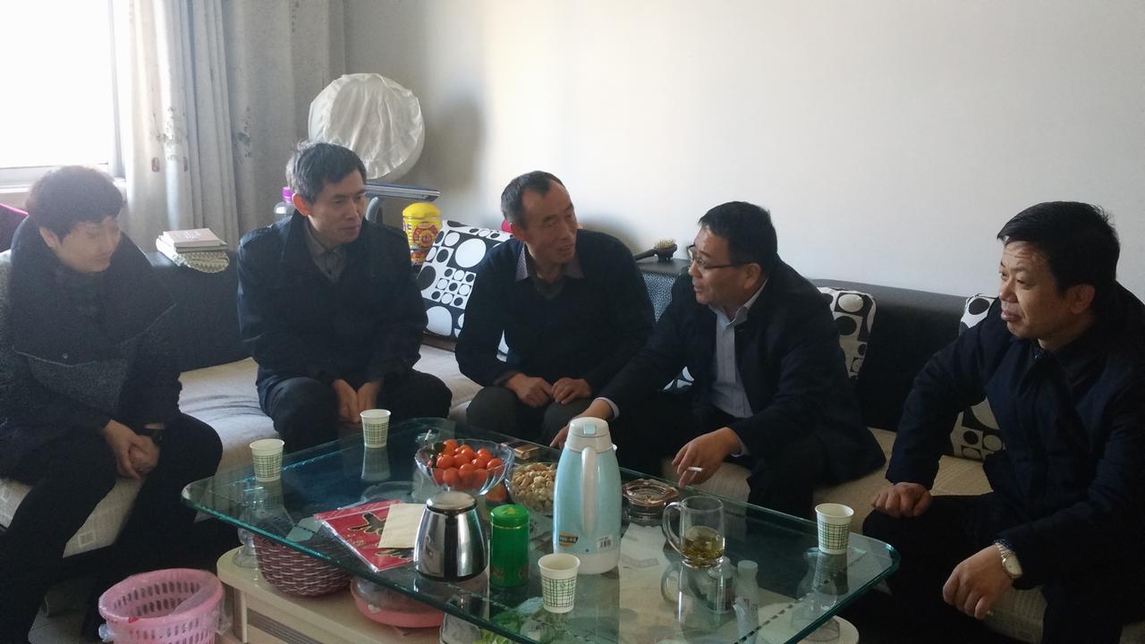 建設(shè)集團(tuán)副總經(jīng)理王明智慰問礦建三公司困難職工