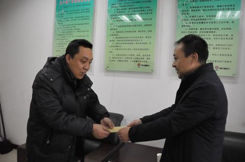 洗選煤運(yùn)營(yíng)公司慰問(wèn)困難職工到一線