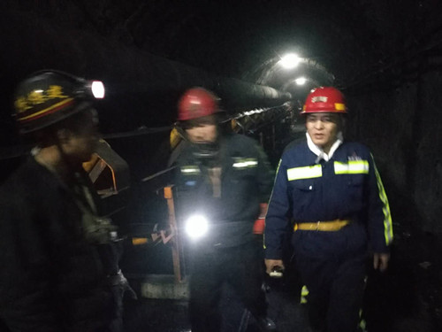 機電安裝公司領導春節(jié)期間深入井下督導施工