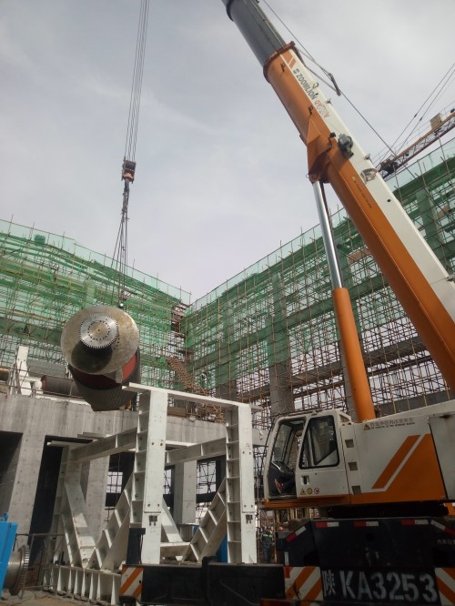 機電安裝公司承建的小保當一號煤礦主斜井帶式輸送機配電、控制及機械設(shè)備安裝如火如荼