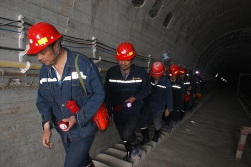 礦建二公司車(chē)村項(xiàng)目部開(kāi)展礦井水災(zāi)應(yīng)急演練