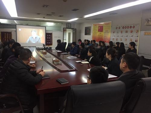 陜煤建設礦建二公司組織觀看專題片《一抓到底正風紀》