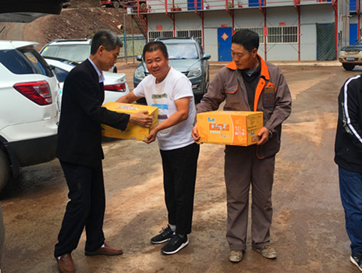 深入一線送清涼  企業(yè)關(guān)懷記心上