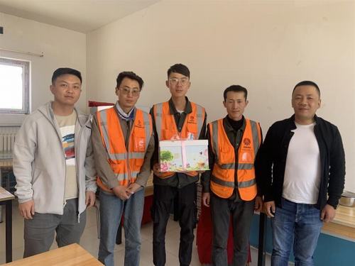 陜煤建設(shè)銅煤公司第十六項(xiàng)目部為職工舉辦“不負(fù)韶華時(shí)光，愛(ài)與責(zé)任同行”月度主題生日會(huì)