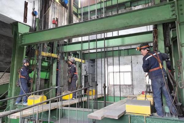 陜煤建設(shè)礦建二公司安裝項(xiàng)目部四天完成兩臺(tái)多繩立井罐籠更換工作