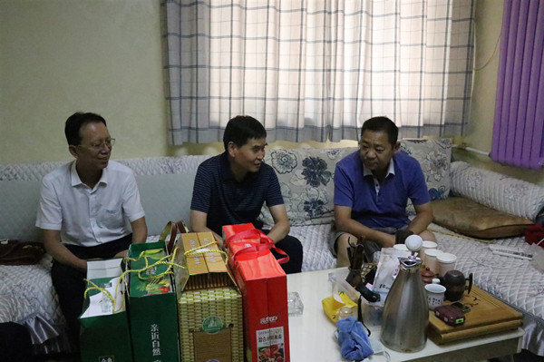 楊讓順“七一”前夕走訪(fǎng)慰問(wèn)陜煤建設(shè)澄合分公司困難黨員