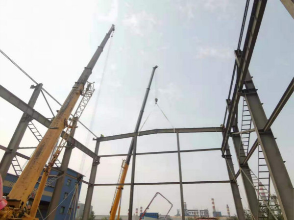 陜煤建設漢中分公司承建的燒結(jié)機頭電除塵灰資源化利用項目清洗車間順利上梁