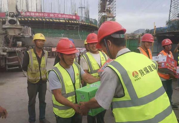 陜煤建設銅煤公司第二十一項目部開展慰問一線勞務工人為施工會戰(zhàn)助力加碼