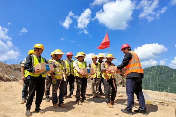 陜煤建設漢中分公司大西溝礦項目部開展“送清涼”慰問活動