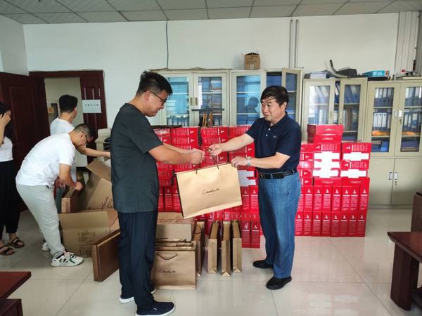 月餅送祝福，情意滿中秋