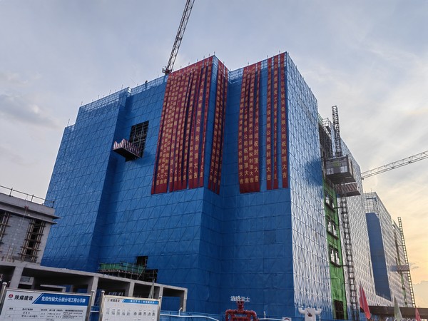 陜煤建設(shè)銅煤公司承建的巨靈科研服務(wù)中心項(xiàng)目主樓順利封頂