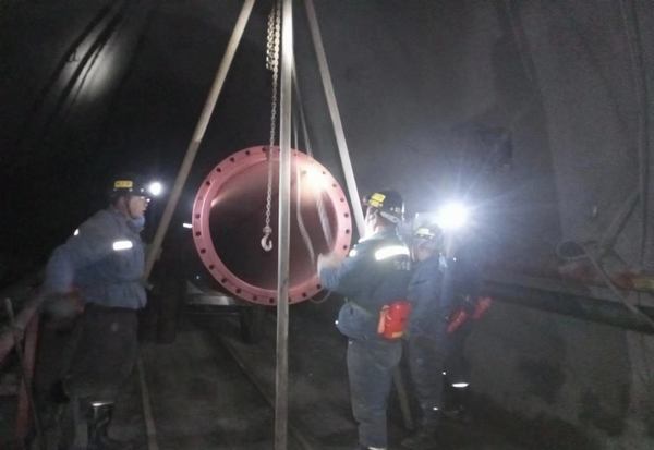 陜煤建設(shè)礦建二公司安裝項目部 ：“鏖戰(zhàn)”王峰煤礦井下萬米管路安裝