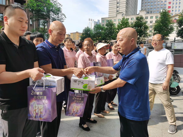 陜煤建設(shè)大秦置業(yè)公司：開展“夏日送清涼 關(guān)懷暖人心”慰問(wèn)活動(dòng)