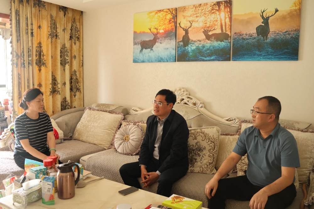 陜煤建設領導國慶節(jié)前看望慰問困難黨員家屬