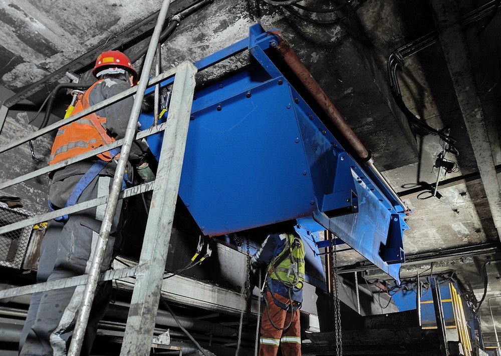 陜煤建設(shè)洗選煤運營分公司第二項目部：落煤塔暗道給煤機更換工程順利竣工，助力煤礦高效生產(chǎn)