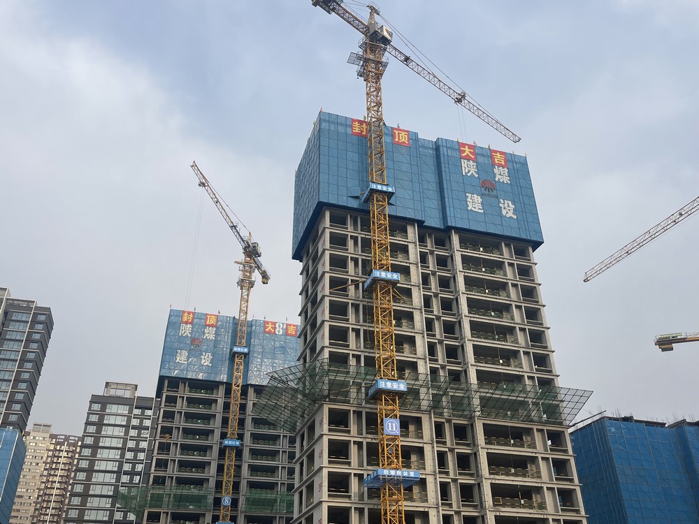 陜煤建設(shè)新龍城直屬項(xiàng)目部承建的銅川新龍城一期項(xiàng)目三標(biāo)段8#、11#樓順利封頂