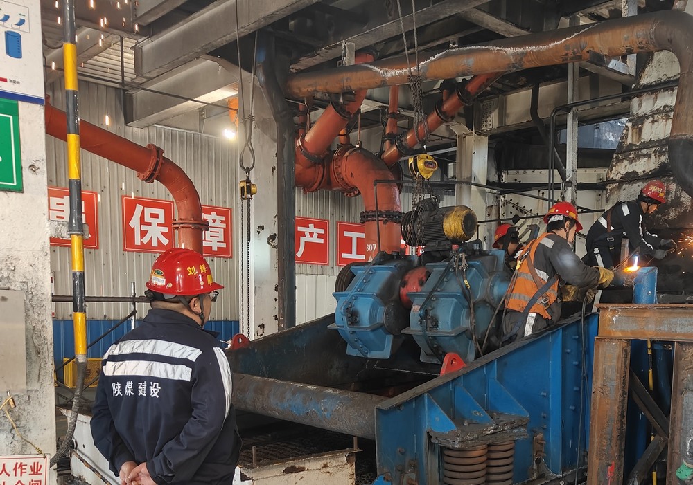 陜煤建設(shè)洗選煤運(yùn)營(yíng)公司第二項(xiàng)目部：新年破曉，檸條塔煤礦主洗車間預(yù)濕篩與矸石脫介篩 “迭代升級(jí)” 之戰(zhàn)打響