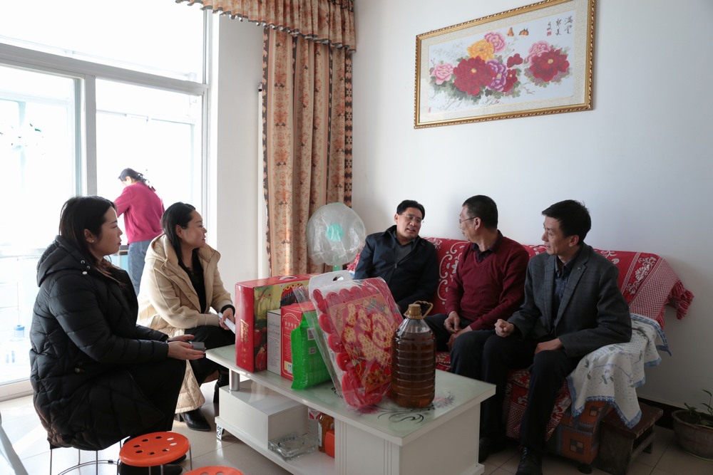 陜煤建設(shè)領(lǐng)導(dǎo)走訪慰問困難職工