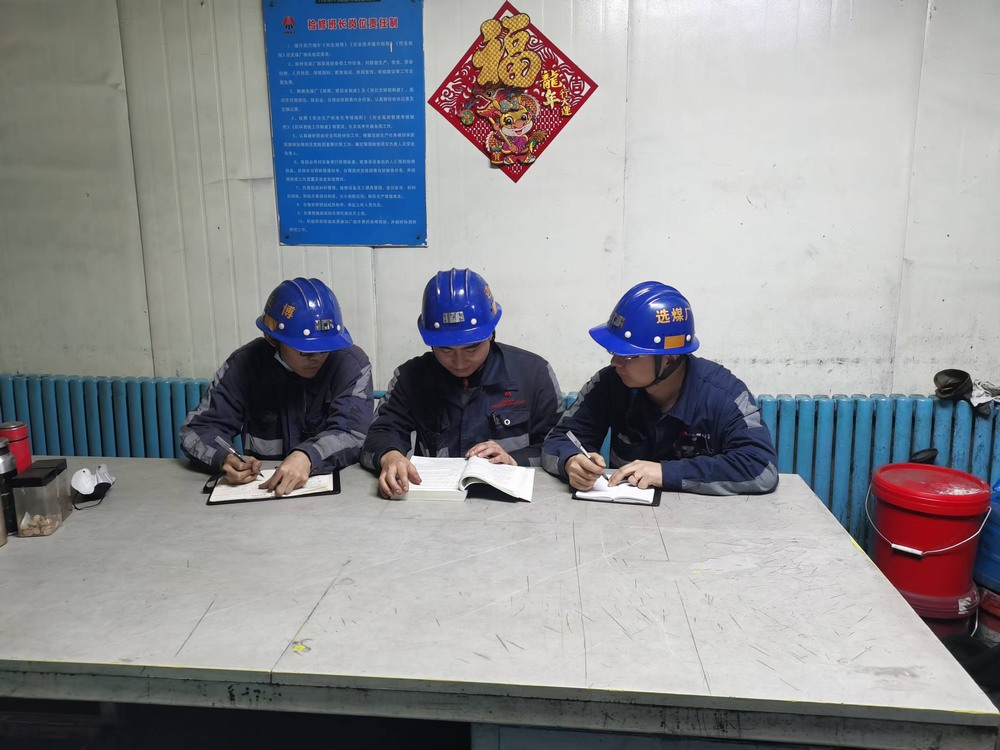 陜煤建設(shè)洗選煤運(yùn)營(yíng)公司紅柳林洗煤廠項(xiàng)目部：機(jī)修青工“打鐵還須自身硬”