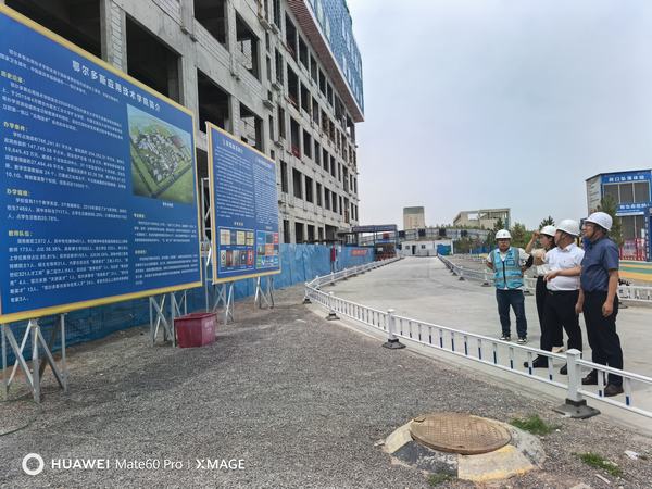 趙敬凱到內(nèi)蒙古分公司所承建的鄂爾多斯應(yīng)用技術(shù)學(xué)院辦學(xué)條件提升項(xiàng)目檢查指導(dǎo)