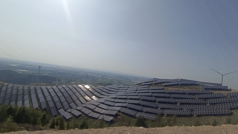 青春汗水映照山地光芒--百兆瓦光伏項目工地上 的青年突擊隊