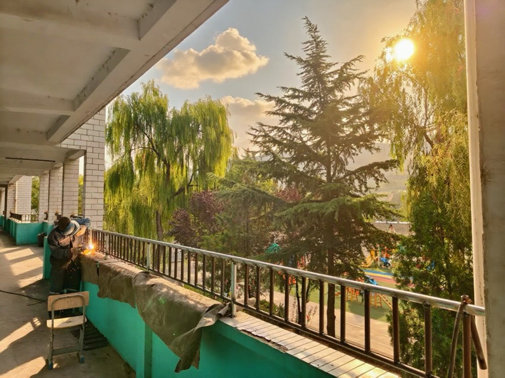 助力地方教育，護(hù)航學(xué)子平安——陜煤建設(shè)礦建二公司安裝項(xiàng)目部為卓立小學(xué)教學(xué)樓安裝防護(hù)欄桿