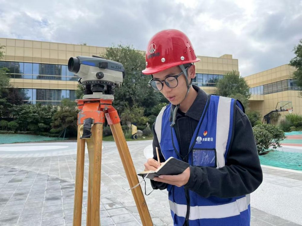 工地之上國旗之下：建設(shè)人用堅(jiān)守為國慶注入“實(shí)干溫度”