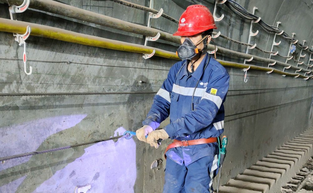 爬坡不用“喘粗氣”！玻璃溝煤礦行人助行裝置投運，省力更暖心